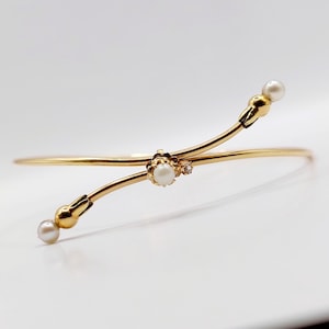 French Victorian adjustable bangle bracelet 18k gold set with pearls and a rose cut diamond (circa 1900) Antique