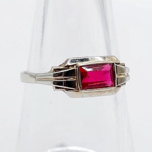 Art Deco-ring i 18k vitguld med en röd sten och en fint utförd infattning (ca 1920)