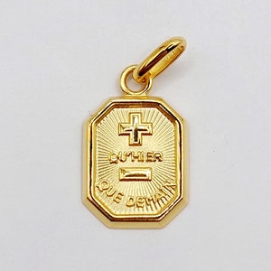 Zawieszka w kształcie medalu miłości z 18-karatowego złota „+ niż wczoraj – tylko jutro” maison AUGIS - L'Exclusive - Charms miłosny
