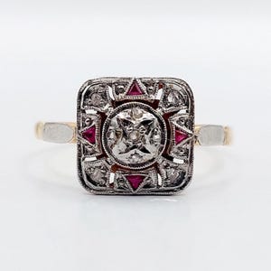 Anillo art déco de oro de 18 quilates adornado con diamantes de talla rosa rodeados de rubíes sintéticos (circa 1920)
