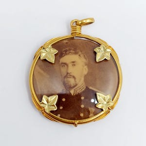 French antique secret locket pendant 18k gold photo holder finely crafted with vine leaves (circa 1900) art nouveau