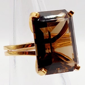 French Modernist cocktail ring 18k gold set with a 12.60 carat smoky quartz (circa 1970) art deco