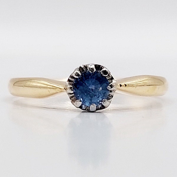 French art deco solitaire ring 18k gold set with a natural blue sapphire in a prong setting (circa 1950) engagement