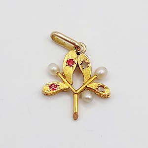 Antigo pingente em ouro 18k formando uma flor ou visco decorado com rubis, pérolas e diamantes em engastes de estrelas (por volta de 1900)