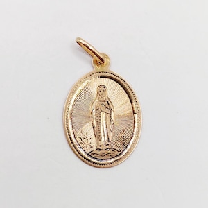 Tiny French victorian religious medal 18k rose gold representing the Virgin Mary surrounded by finely chiseled decorations (circa 1880)
