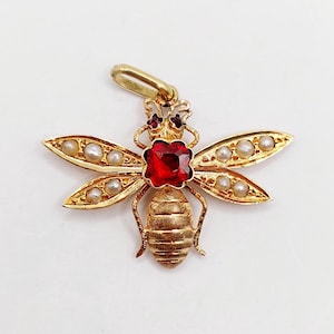 Colgante victoriano de abeja en oro rosa de 18 quilates, doblete de granate y perlas (circa 1890) insecto