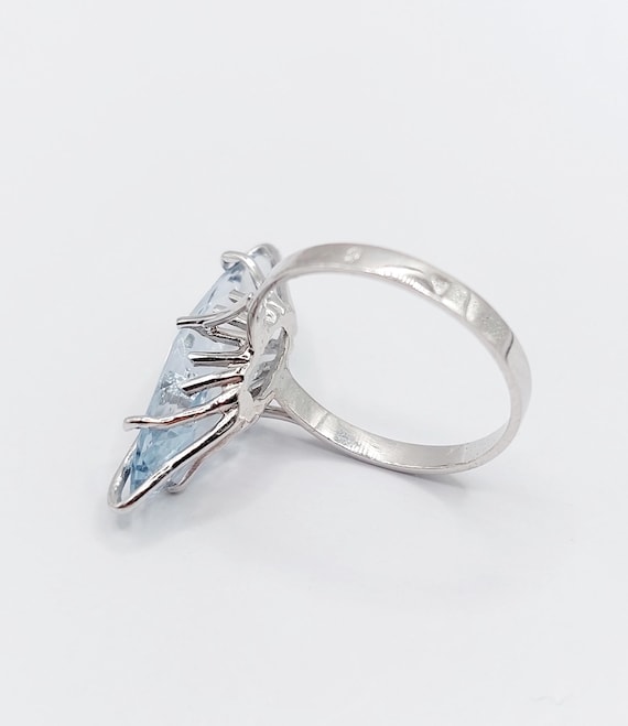 French cocktail ring 18k gold set with a 4.00 carats synthetic blue spinel shuttle cut (circa 1980) art deco View 6