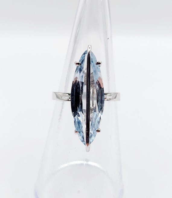 French cocktail ring 18k gold set with a 4.00 carats synthetic blue spinel shuttle cut (circa 1980) art deco View 5