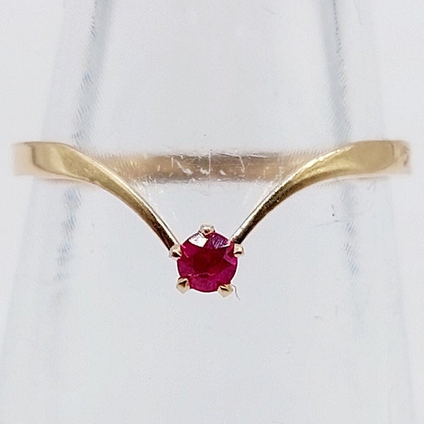 Bague vintage or 18k ornée d'un rubis synthétique en serti griffes