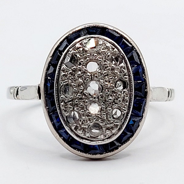 Bague ovale art deco or blanc 18k ornée de diamants taillés en roses entouré de saphirs calibrés synthétiques (circa 1930)