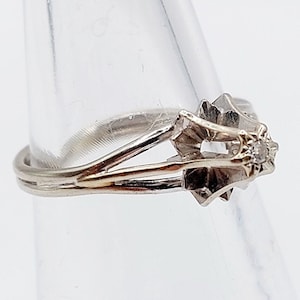 Bague solitaire art deco or blanc 18k ornée d&#39;un diamant dans un chaton pyramidal (circa 1940)