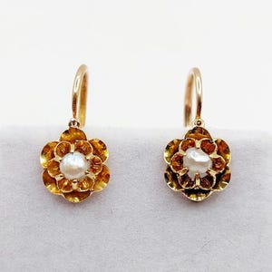 Brincos antigos de ouro 18k em forma de flor decorados com uma pérola (circa 1900)