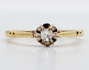 Antico anello solitario in oro 18 carati ornato con un diamante con taglio a rosa incastonato a griffe (1900 circa)