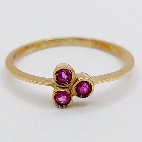 French vintage clover ring 18k gold set with rubies in a finely crafted setting (circa 1970)