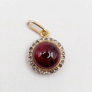 Viktorianischer Gänseblümchenanhänger aus 18 Karat Gold mit einem 1,90 Karat Granat-Cabochon, umgeben von Diamanten im Rosenschliff (um 1900)