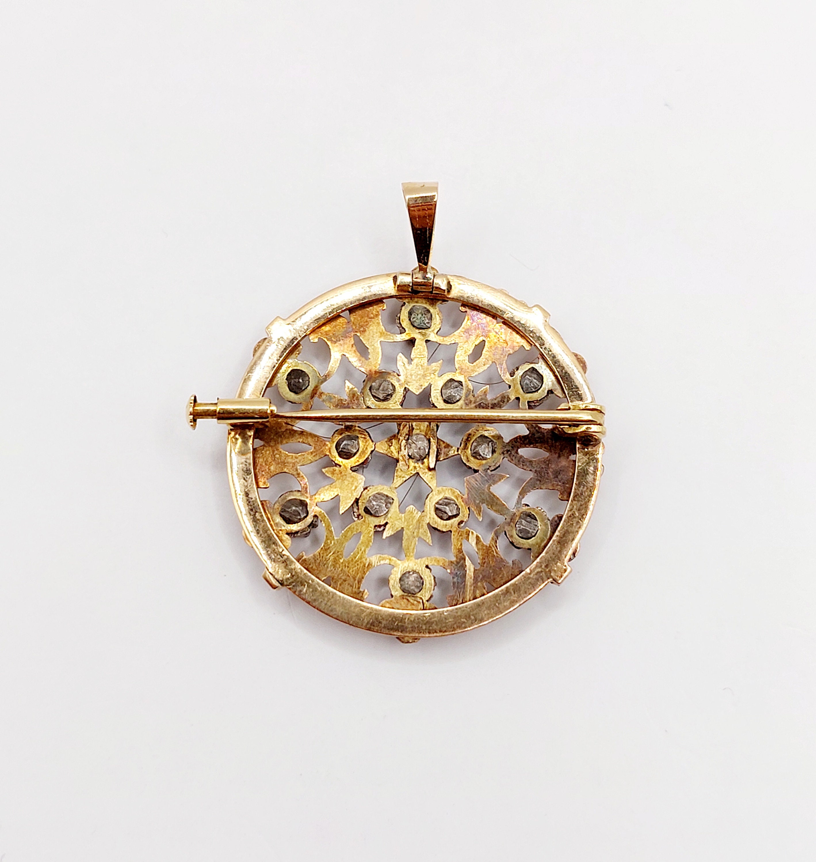 Broche tourbillon ovale en plaqué or et fausse perle MONET, vintage des