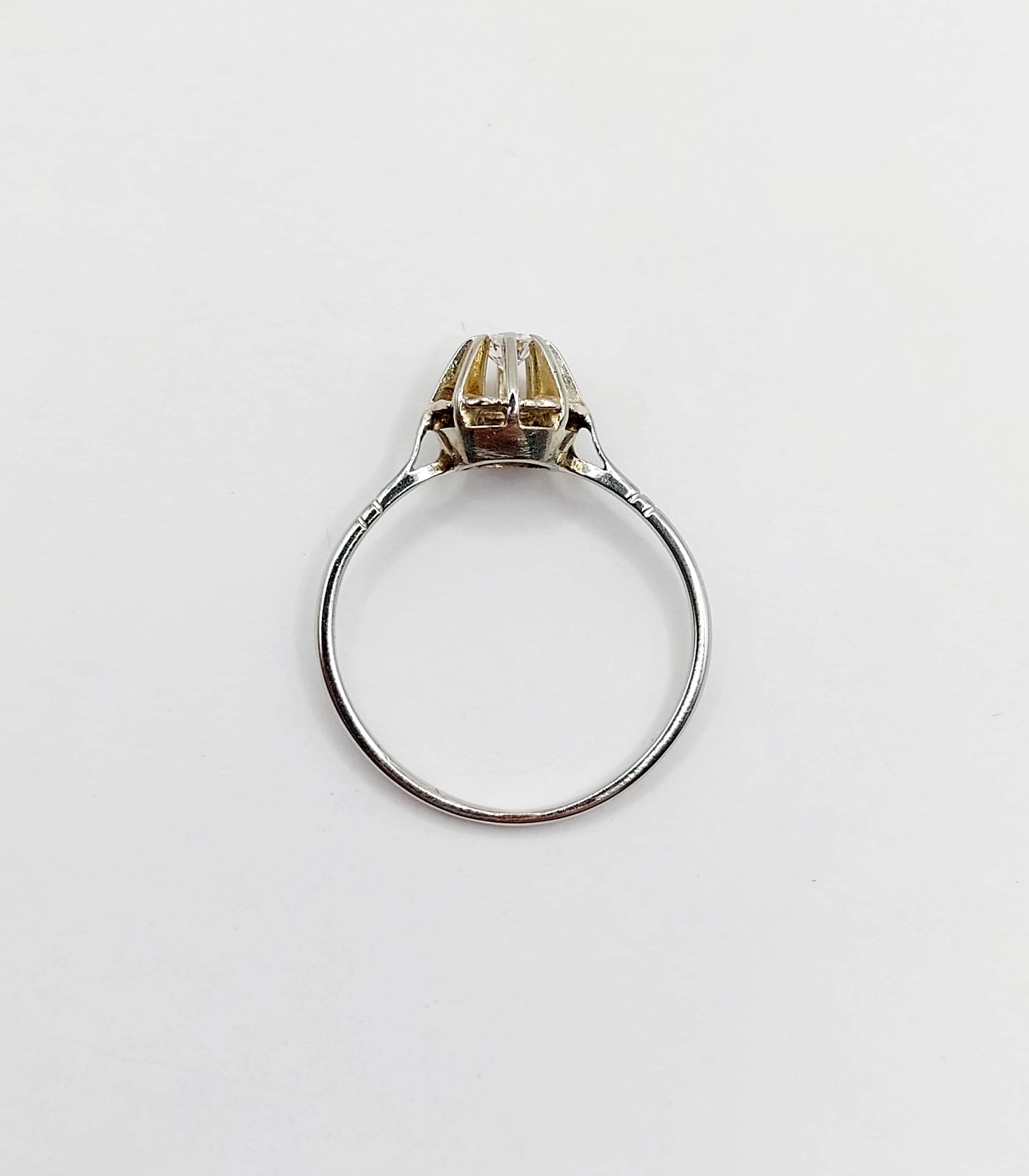 Bague Solitaire Art Déco En Or Blanc 18k - Diamant Brillant 0,15 Carats - Taille 52 - Circa 1960