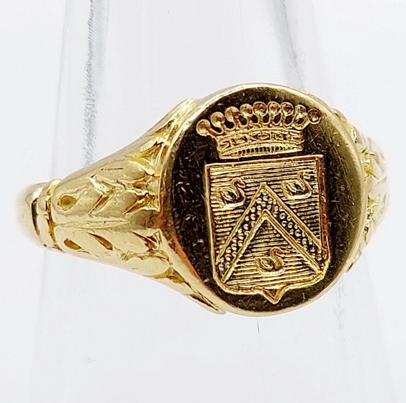 Bague chevalière antique or 18k armoiries française ornée d'un