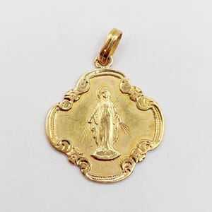 French Art Nouveau religious medal 18k gold representing a Virgin Mary surrounded by finely chiseled decorations (circa 1914)