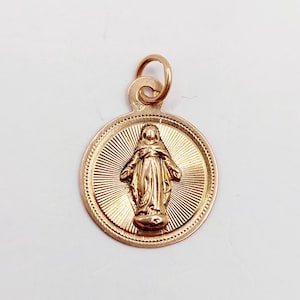 Small French victorian medal 18k rose gold representing a Virgin Mary surrounded by finely chiseled decorations (circa 1887) religious