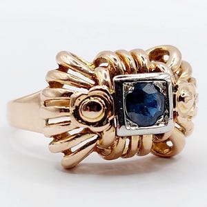 French art deco tank ring 18k rose gold set with a 0.29 carat sapphire in a geometric setting (circa 1950) domed