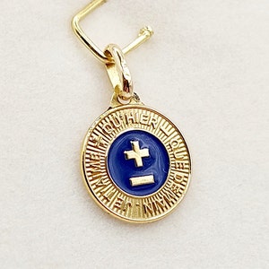 Colgante medalla de amor en oro de 18 quilates "+ que ayer - que mañana" maison AUGIS - L'Élégante Bleue - Charm de amor