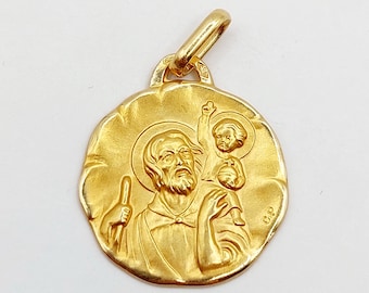 Vintage French religious medal 18k gold representing Saint Joseph carrying Christ finely crafted (circa 1970) signed G.P