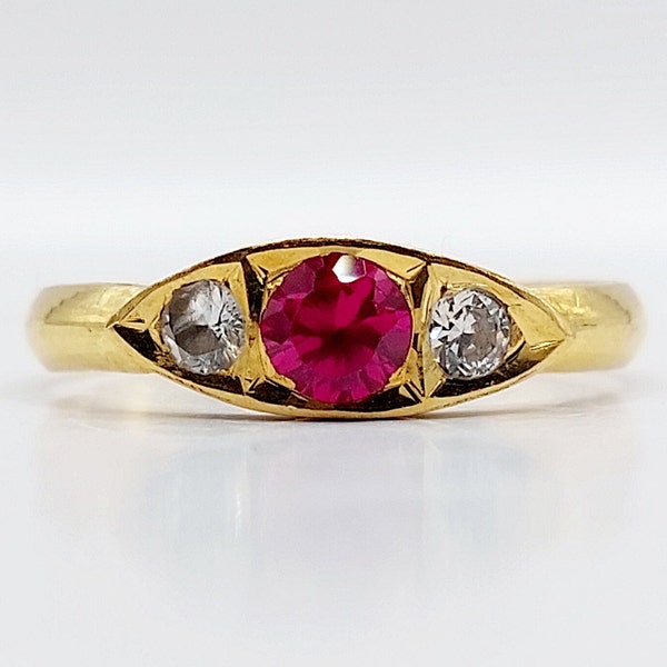 Bague marquise or 18k ornée d'un rubis synthétique épaulé de pierres blanches (circa 1970)