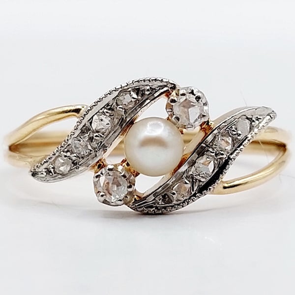 French antique ring 18k rose gold set with a pearl and rose cut diamonds in a finely decorated setting (circa 1900)