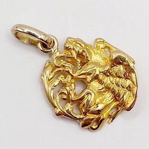 French victorian pendant 18k gold representing a chimera or griffin with wings (circa 1900) Antique