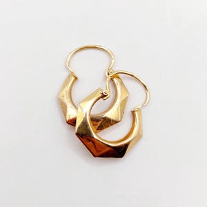 Petites créoles art déco or 18k finement ciselées en demi lune (circa 1970)