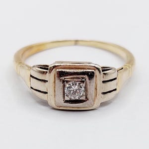 Art deco ring 14k gold set with a 0.10-carat brilliant cut diamond in a finely crafted setting (circa 1940)