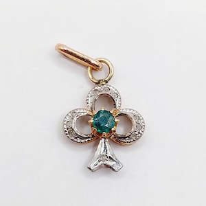French victorian pendant 18k gold aforming a clover set with a green paste and rose cut diamonds (circa 1900)