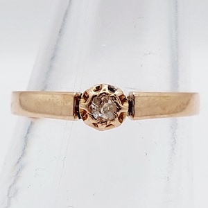 French victorian solitaire ring 18k rose gold set with an old cut diamond (circa 1880)