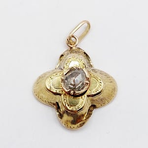 French victorian pendant 18k gold forming a flower set with an 5mm rose cut diamond in a finely chiseled setting (circa 1850) antique charm