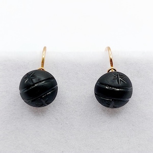 French antique sleepers earrings 18k gold set with jet cabochon finely engraved with stars (circa 1900) lever back dormeuse