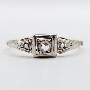 Small French art deco ring 18k gold set with rose cut diamonds in a finely crafted setting (circa 1920)