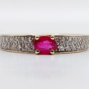 French art deco vintage ring 18k gold set with a ruby and a pavé of diamonds in a finely crafted setting (circa 1970)