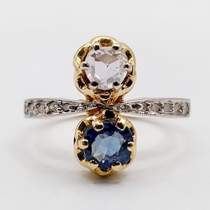 French antique Toi et Moi ring 18k gold set with a rose cut diamond and a sapphire flanked by rose-cut diamonds (circa 1910)
