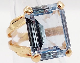French XXL cocktail ring 18k gold set with a huge 16.80 carat synthetic blue spinel (circa 1970) art deco