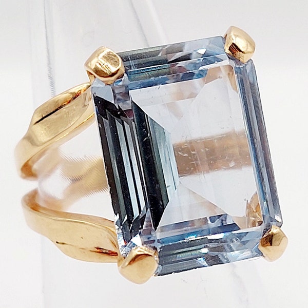 Bague cocktail XXL or 18k ornée d'un spinelle bleu synthétique de 16,80 carats (circa 1970)