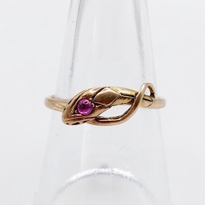 French Antique snake ring 18k rose gold set with a synthetic ruby cabochon (circa 1900)