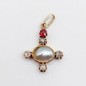 French victorian pendant 18k gold set with a pearl surrounded by rose cut diamond and a red paste (circa 1900) antique