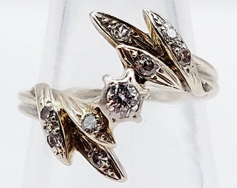 French vintage flower ring 18k white gold set with a 0.15 carat diamond in a finely crafted setting (circa 1970)