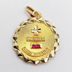 RARO colgante de medalla de amor de 22 mm en oro de 18 k y rubíes: "+ Que Ayer - Que Manana" de AUGIS (circa 1970)