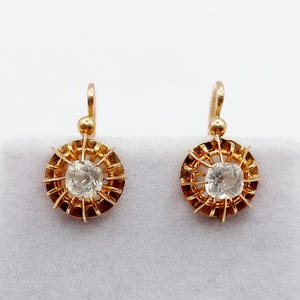 Brincos antigos de ouro rosa 18k adornados com pedras brancas lapidadas em formato de almofada em cravação de garras (circa 1900)