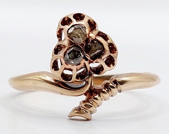 Victorian ring 18k rose gold forming a clover set with rose cut diamonds in illusion setting (circa 1900) antique flower