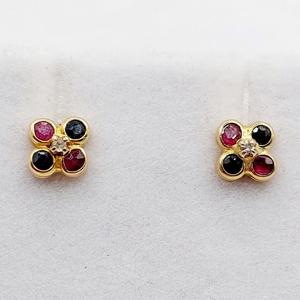 Puces d'oreilles or 18k formant une fleur ornée d'un diamant, de rubis et de saphirs vintage