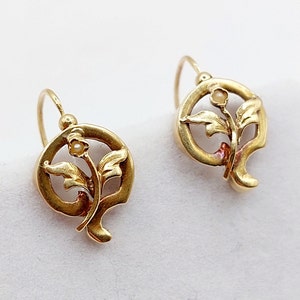 French antique sleepers 18k gold forming a flower set with a pearl and finely chiseled setting (circa 1880) lever back earrings