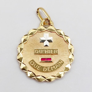 Medalla de amor colgante 22 mm en oro rosa de 18 quilates decorada con rubíes: "+ que ayer - que mañana" casa AUGIS (hacia 1960)